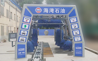 致力加油站價值鏈運營的營銷管理，為更多的品質車主提供優(yōu)質服務！GULF海灣石油加油站配置林頓FX11系列隧道式電腦洗車機