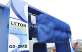2019新款龍門往復式電腦洗車機整體熱浸鋅烤漆整機框架永不生銹。配泡棉軟刷、塑玻絲輪刷、低噪音固定式強力頂風機系統，設備經久耐用。