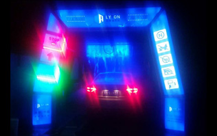 絢麗多彩，新穎潮流！藍色款隧道式電腦洗車機夜間亮燈效果